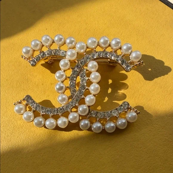Logo brooch with pearls - Picture 1 of 5
